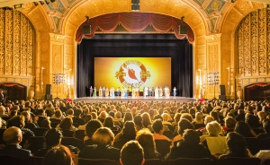Shen Yun North America Company tampil di Detroit Opera House di Michigan pada bulan Februari. Karena banyaknya permintaan, satu pertunjukan ditambah di teater yang hampir berusia 100 tahun di Daerah Grand Circus Park Historic, Detroit.