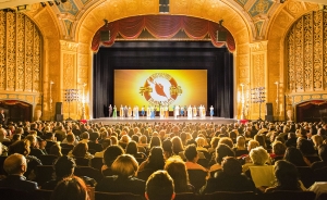 Shen Yun North America Company trad in februari op in het uitgebreide Detroit Opera House in Michigan. Vanwege de grote vraag werd er een extra voorstelling toegevoegd in het bijna 100 jaar oude theater in het Grand Circus Park Historic District in Detroit.
