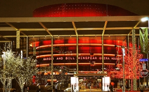 Winspear Opera House w Dallas został zaprojektowany jako współczesna wersja tradycyjnej opery.
