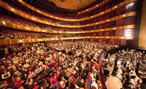 Back near Shen Yun headquarters, our New York Company performed 14 sold-out shows at the David H. Koch Theater of Lincoln Center, in New York, in mid-January. 