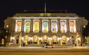 War Memorial Opera House merupakan tempat pilihan untuk Shen Yun International Company di San Francisco. Tahun ini, mereka menikmati delapan kali pertunjukan dengan karcis terjual habis. Gambar mana yang lebih Anda sukai, siang hari atau malam hari?