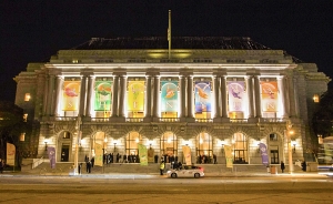 El War Memorial Opera House fue donde se presentó la Compañía Internacional de Shen Yun en San Francisco. Este año disfrutaron de ocho presentaciones con entradas agotadas. ¿Qué imagen te gusta más, de día o de noche?
