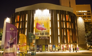 Das San Diego Civic Theatre in Kalifornien, das 1965 seine Pforten öffnete und mit Shen Yun Bannern und Plakaten geschmückt ist, bietet Platz für fast 3.000 Personen. Die Shen Yun New York Company besuchte das Theater in der Innenstadt von San Diego vom 2. bis 4. Februar für vier Aufführungen.