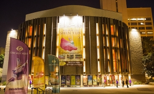 Pięknie przyozdobiony banerami i plakatami Shen Yun teatr San Diego Civic Theatre w Kalifornii rozpoczął swoją działalność w 1965 roku, a widownia mieści prawie 3000 osób. Zespół Shen Yun New York Company odwiedził ten ulokowany w centrum San Diego teatr w dniach 2-4 lutego, gdzie dał cztery przedstawienia.
