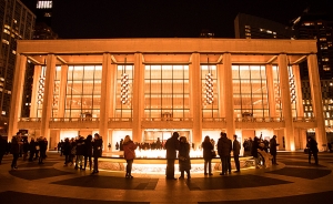 V polovině ledna, ne až tak daleko od sídla Shen Yun, vystoupila naše New York Company se 14 vyprodanými představeními v divadle Davida H. Kocha v newyorském Lincoln Center.
