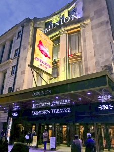 On peut aisément reconnaître ce lieu déjà photographié dans un album photo précédent. Le Four Seasons Centre for the Performing Arts, à Toronto, est considéré comme le principal lieu des arts de la scène au Canada. Du 3 au 7 janvier, la Shen Yun New York Company était en ville pour huit représentations, profitant de ce vaste théâtre. 
