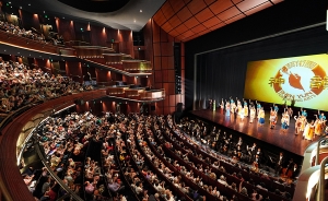 La Shen Yun North America Company s'est produite au Detroit Opera House dans le Michigan en février. En raison d’une forte demande, une représentation supplémentaire a été ajoutée dans le théâtre presque centenaire du Grand Circus Park Historic District de Détroit. 
