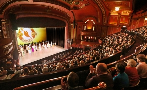 Despite undergoing a major renovation, the theater still has its 1920s light fittings and art deco plasterwork. 
