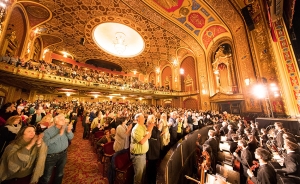 Wir hatten dieses Jahr zwei ausverkaufte Vorstellungen in Rhode Island. Shen Yun zierte die Bühne des 3.000 Sitzplätze umfassenden Providence Performing Arts Center, das im nationalen Register historischer Orte aufgeführt wird. Im Jahr 1998 wurden die prachtvollen Verzierungen des Theaterinneren wiederhergestellt, um den ursprünglichen Glanz von 1928 wiederherzustellen.
