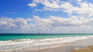 Shen Yun World Company meluangkan waktu di pantai Florida di sela pertunjukan di Fort Lauderdale. (Foto oleh proyeksionis Regina Dong)
