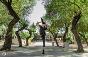 Setelah karcis dua pertunjukan terjual habis di Tucson, Arizona, penari Aaron Huynh melakukan beberapa menit pose diantara pepohonan di uar teater. (Foto oleh penari utama Kenji Kobayashi)
