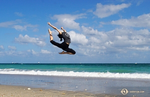 La danseuse Hazel Yu sautant sur la plage. (Photo de la projectionniste Regina Dong) 
