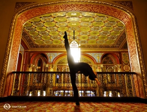 Setiba di Rhode Island, penari Joe Huang mengambil momen untuk berpose diantara ornamen di loby Providence Performing Arts Center. (Foto oleh penari Suzuki Rui)
