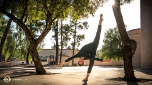 I ballerini della Shen Yun New York Company si divertono al di fuori della Tucson Music Hall. Durante questo tour sono stati in così tanti luoghi che a volte si sentono ‘sotto sopra’ (foto del primo ballerino Kenji Kobayashi)
