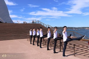 Retour au soleil en Australie ! Les danseurs de la Shen Yun International Company s'alignent à l'extérieur de l'Opéra de Sydney. Ils voudraient savoir si vous avez bien pris vos billets pour Shen Yun. (Photo du danseur Nick Zhao) 
