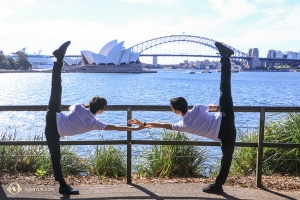 I ballerini posano di fronte ai pannelli a forma di conchiglia che compongono il tetto della Sydney Opera House. L'edificio ha richiesto quattordici anni di costruzioni! (foto del ballerino Nick Zhao)
