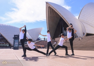 Dansare poserar framför den serie av skalliknande paneler som utgör taket på operahuset i Sydney. Byggnaden tog 14 år att bygga! (Foto: dansare Nick Zhao)
