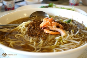 太平洋を隔てた台湾・台南で、地元発祥の担仔麺（たんつーめん）を食した神韻国際芸術団。130年前からの定番メニューだが、レストランごとに秘伝のレシピがある（撮影：プロジェクター映写技師、アニー・リー）
