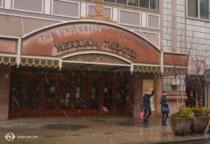 Mientras, en Filadelfia, podemos ver a algunos bailarines de la Compañía Mundial de Shen Yun saliendo del Teatro Merriam, donde hicieron 20 presentaciones, ¡más que en ninguna otra ciudad del mundo! (Foto por el bailarín Ben Chen)
