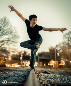 Originario de Tokio, Japón, el primer bailarín Kenji Kobayashi hace equilibrio sobre las vías del tren en Denver, Colorado. La Compañía de Nueva York de Shen Yun se presentó en el Teatro Buell del 9 al 11 de febrero. (Foto por el bailarín Tony Zhao)
