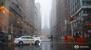 A pesar de que el clima no acompañó mucho en Filadelfia, Shen Yun tuvo un cálido recibimiento: ¡las 20 funciones tuvieron entradas agotadas! (Foto por el bailarín Ben Chen)
