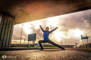 El bailarín Henry Hong posa bajo un puente de Londres. (Foto por el primer bailarín Kenji Kobayashi)