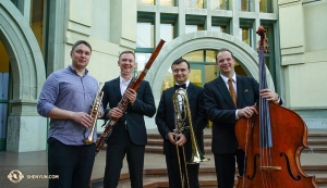 Les membres de l'orchestre de Shen Yun se rassemblent devant le California Center for the Arts d'Escondido. De gauche à droite : la première trompette Vladimir Zemtsov, le premier basson Aleksander Velichko, le premier trombone Pavlo Baishev et la première contrebasse Juraj Kukan. (Photo de la percussionniste Tiffany Yu)
