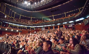 テルアビブ舞台芸術センターのオペラハウスの満員の観衆を前に行われた神韻公演。