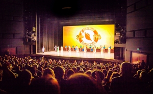 テルアビブ舞台芸術センターのオペラハウスの満員の観衆を前に行われた神韻公演。
