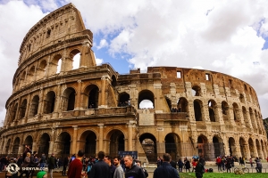 Shen Yun New York Company melakukan refreshing dengan mengunjungi Colosseum di Roma. Nampaknya bukan hanya kami yang memiliki gagasan ini. (Foto oleh penari Felix Sun)