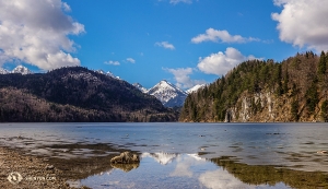 Zamek jest położony w urzekająco pięknych Alpach Bawarskich, w Niemczech. (fot. tancerz Felix Sun)
