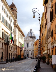 Eine ruhige Straße in Rom, wo große und historische Architektur am Horizont zu sehen ist. (Foto: Tänzer Tony Zhao) 