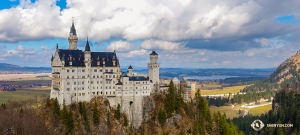 En passant par l'Allemagne, la compagnie a pu visiter le palais qui a inspiré le célèbre château de Cendrillon de Disney : le château de Neuschwanstein, littéralement « château du nouveau cygne » en français. (Photo du danseur Felix Sun) 
