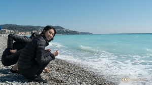 Principal Dancer Hsiaohung Lin and a fellow dancer enjoy the mild weather along the coast in Nice. (Photo by percussionist Tiffany Yu)