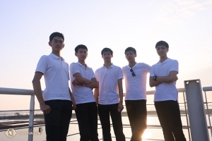 Lors d’une pause entre les spectacles, les danseurs Victor Li, Ben Huang, David Xiao, Scott Xu et Allen Liu (L-R) posent devant les champs de sel à Tainan, Taïwan. (Photo du danseur Nick Zhao) 
