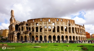 Shen Yun New York Company se při chvíli volna zašla podívat na římské Koloseum. Vypadá to, že jsme nebyli jediní, kdo měl takovou myšlenku. (fotil tanečník Felix Sun) 