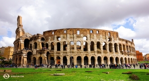 Shen Yun New York Company neemt een pauze om het Colosseum in Rome te bezoeken. Het lijkt erop dat we niet de enigen waren die dit idee hadden. (Foto door danser Felix Sun)
