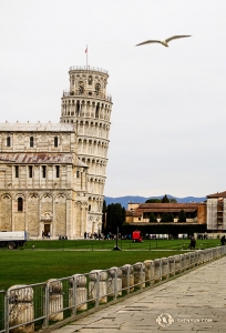 De beroemde Scheve Toren van Pisa werd gebouwd over een periode van 199 jaar. Hoewel de hoek van de toren niet doelbewust werd gecreëerd, veranderde het juist daardoor in een icoon! (Foto door danser Felix Sun)
