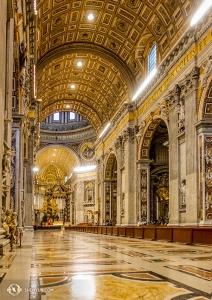 Bohatě zdobená chodba baziliky sv. Petra. (fotil tanečník Felix Sun) 