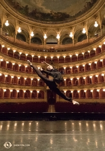 Pendant ce temps, la première danseuse Angelia Wang saute à travers la scène du Teatro dell'Opera à Rome, donnant le coup d'envoi de la tournée italienne. (Photo de la percussionniste Tiffany Yu) 
