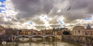 Přes sto let starý most Ponte Vittorio Emanuele II před Vatikánem. (fotil tanečník Felix Sun) 
