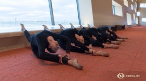 Se tenant compagnie tout en s'étirant, la Shen Yun New York Company se prépare pour leur performance à Midland, Texas. (Photo de la percussionniste Tiffany Yu)
