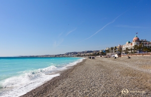 Spokojna plaża w Nicei, Francja. Shen Yun New York Company odwiedziło to miasto, aby wystąpić w  Palais des Congrès Acropolis. (fot. tancerz Felix Sun)
