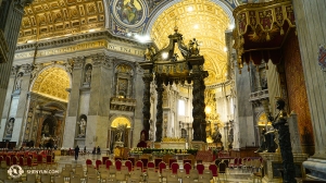 Un dettaglio del meraviglioso interno della Basilica di San Pietro, la chiesa, simile a un palazzo, nella Città del Vaticano (foto della percussionista Tiffany Yu)
