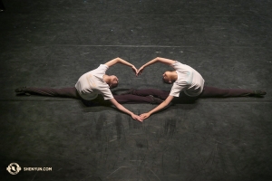 Sie lieben es, für Sie aufzutreten! Die Tänzerinnen Elsie Shi (li.) und Olivia Chang von der Shen Yun International Company wärmen sich vor einem der letzten Auftritte in ihrem Heimatland Taiwan auf. (Foto: Tänzerin Kexin Li) 