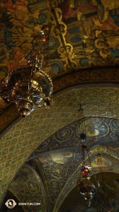 Mont Golgotha, à l'intérieur de l'église du Saint-Sépulcre. Après avoir gravi une série de marches raides jusqu'à un faux plancher, nous avons une vue rapprochée du plafond. Cet endroit comprend le site de la crucifixion au sommet du Mont Golgotha.
