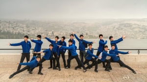 På en mulen dag reste kompaniet till Jerusalem och poserade vid stadens utsiktsplats på Olivberget. 
