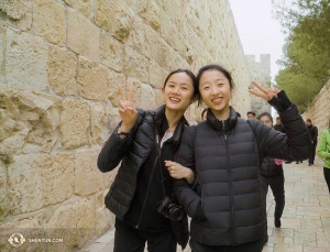 Solistdansarna Angelia Wang (vänster) och Melodi Qin i Jerusalems gamla stad. (Foto: Tiffany Yu)
