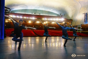 Тем временем на сцене Bridges Auditorium в колледже Помона разминаются юноши. (Автор фото – танцор Джефф Чуан)
