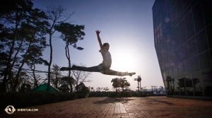 Pendant ce temps, en dehors de l’Ulsan Culture Art Centre, le danseur Scott Xu fait également quelques étirements. (Photo du danseur Nick Zhao)
